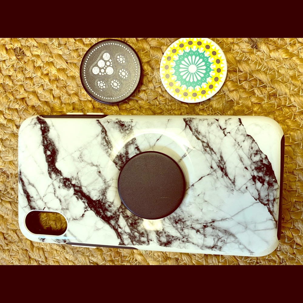 Otterbox with built in popsocket